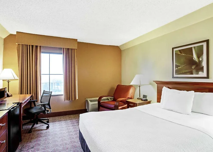 La Quinta By Wyndham Stamford / New York City